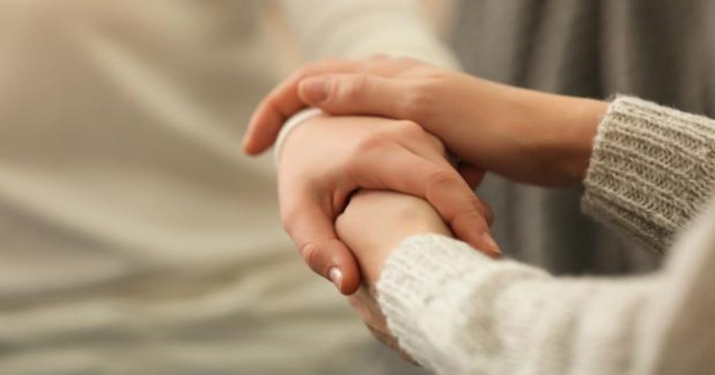 ¿Cómo puede reaccionar una persona a la pérdida de un ser querido?