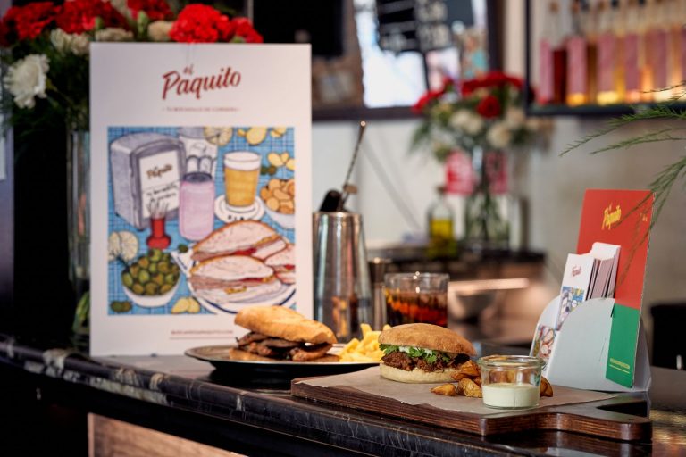 Paquito, el bocadillo de cordero con nombre propio, vuelve a conquistar Madrid