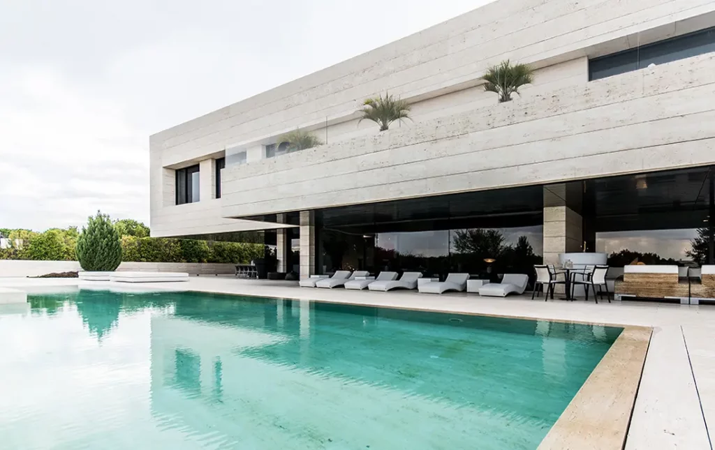 ¿Dónde vive Karim Benzema?