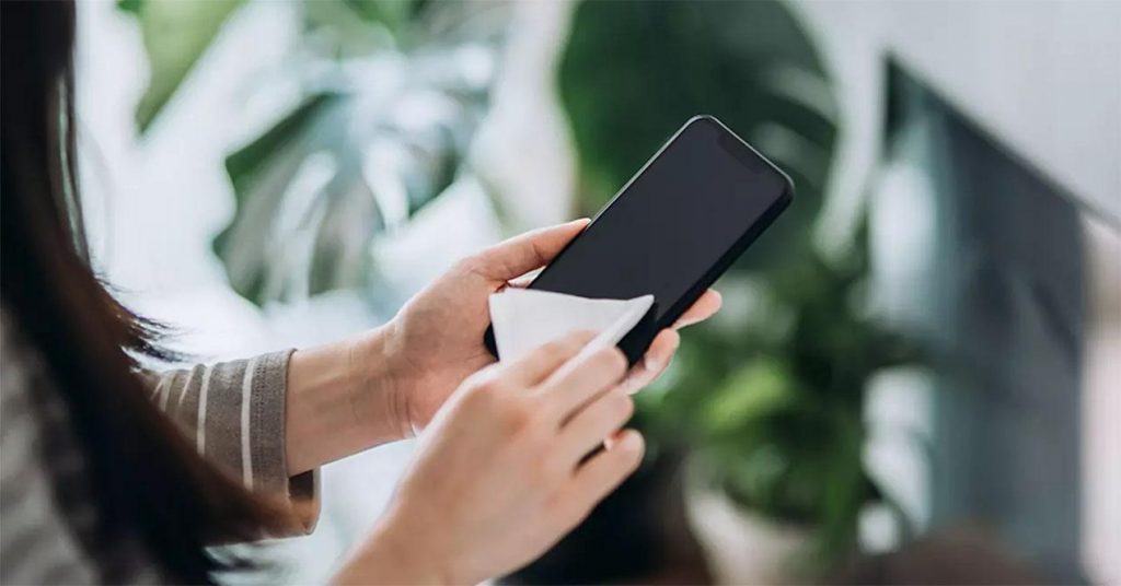 ¿Cuál es la manera en la que se debe limpiar la pantalla de un móvil?