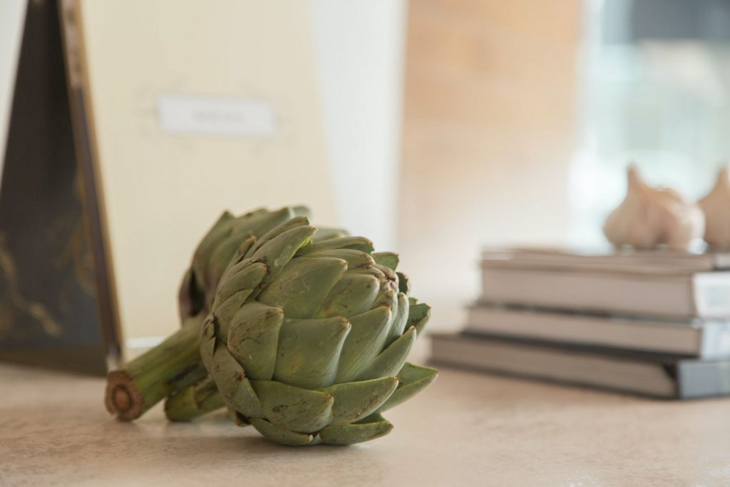 El ingrediente que debes echar a las alcachofas con jamón para que queden más ricas