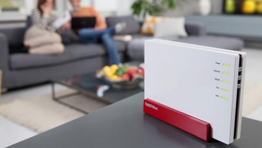 Estanterías con muchos libros junto a la pared