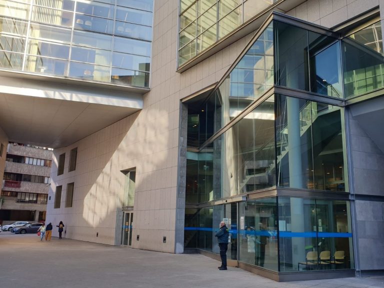 Juzgan a un acusado de intentar asesinar a un hombre de un disparo en un piso de Oviedo