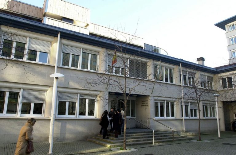 Piden 17 años de prisión para dos policías de A Coruña que agredieron a un músico callejero