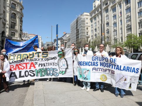 EuropaPress_4426778_varias_personas_pancartas_asociacion_medicos_titulados_superiores_madrid