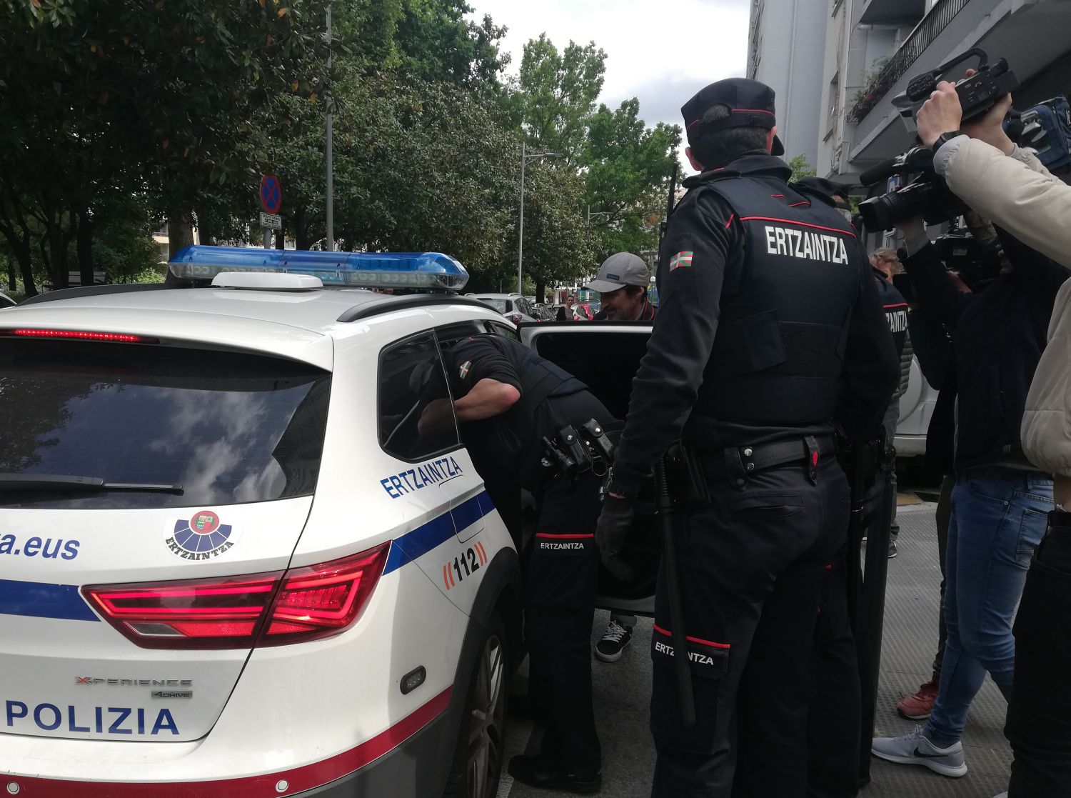 EuropaPress_4432808_presunto_asesino_escoltado_coche_policial_varios_ertzainas_salida_comisaria