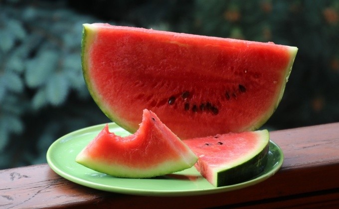 Por qué no debes comer sandía en la playa