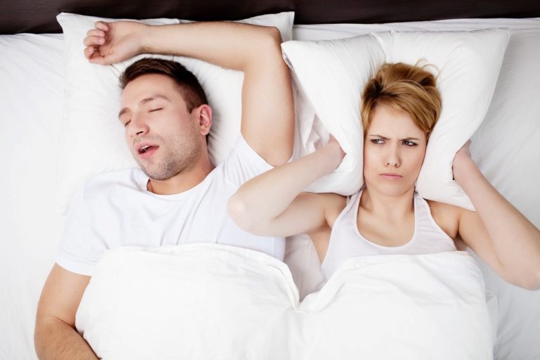 Por qué tu pareja y tú deberíais dormir en camas separadas