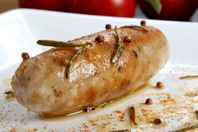 Salchichas al vino blanco: el plato que salva tus cenas y está delicioso