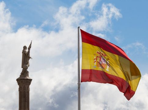 FOTO DE ARCHIVO: Una vista de la estatua de Cristóbal Colón y una bandera española en la Plaza Colón en Madrid