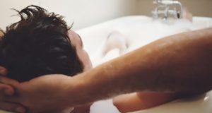 Hombres rudos utilizando productos femeninos