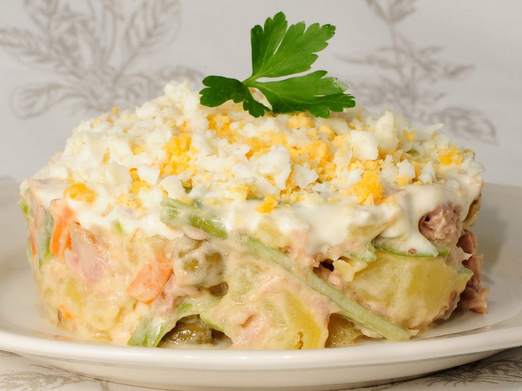 Ensaladilla rusa: la razón por la que nunca debes hacerla el día de antes