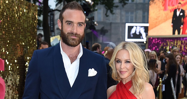 Famosas bajitas con parejas XXL