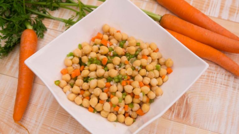 Ensaladas frescas que puedes hacer con un bote de garbanzos 