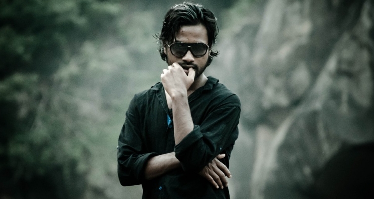 Hombres rudos utilizando productos femeninos