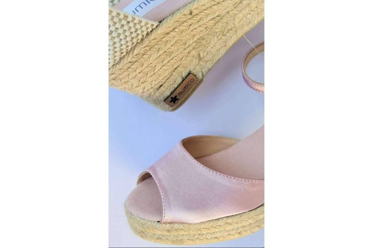 La innovadora colección de alpargatas de novia de MUMICO
