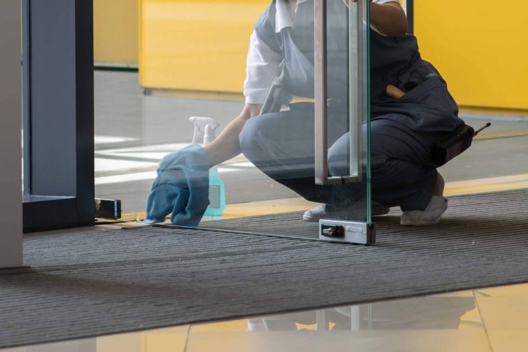 La empresa Abad Limpiezas ofrece sus servicios de limpieza de comunidades de vecinos en Madrid