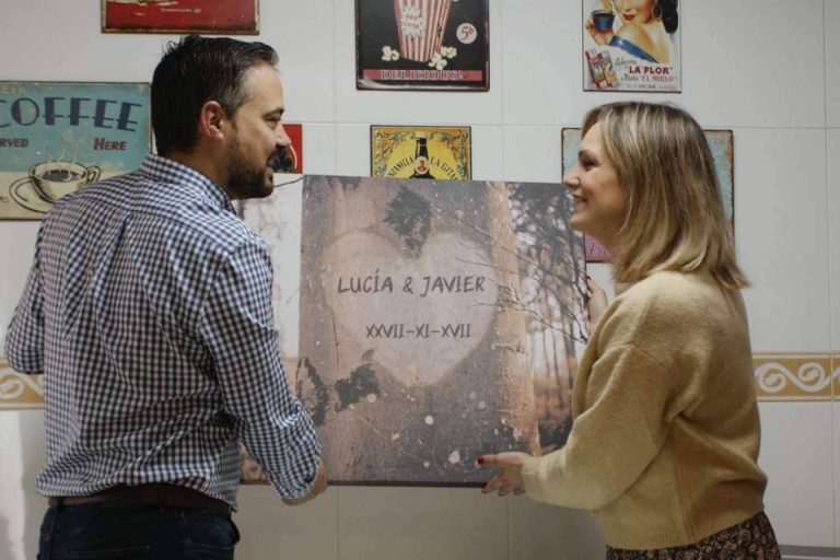 Los lienzos personalizados de VeAlma son un regalo original para una celebración de aniversario