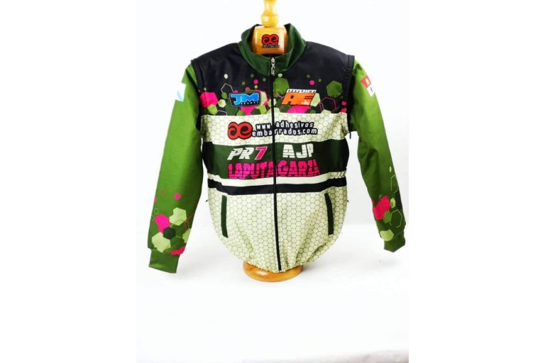 La tienda ADHESIVOSEMBARRADOS permite personalizar la chaqueta Dakar