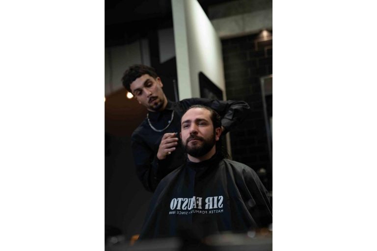 La barbería en Barcelona que está en tendencia para el cuidado del hombre, Sir Fausto