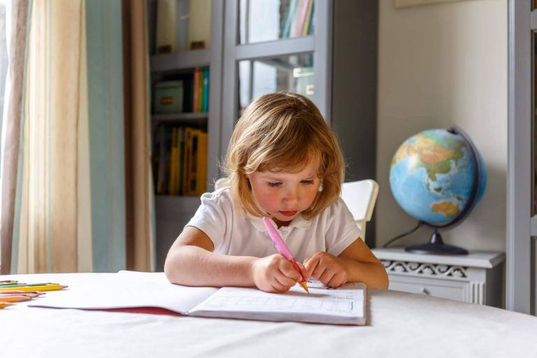 Profesores nativos imparten clases de inglés para niños en el centro La Academia de Inglés