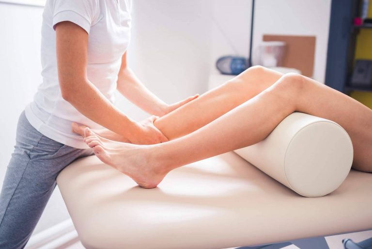 En el tratamiento de los procesos musculares crónicos, ¿qué papel tiene la fisioterapia?