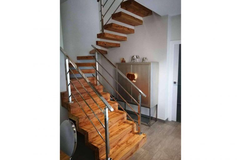 Escaleras de madera de olivo como toque decorativo único en el hogar, en Encimeras de Olivo