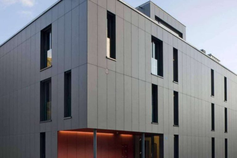 La empresa Paneluz explica las diferentes ventajas que aporta un buen revestimiento de fachada