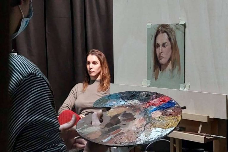 Perdonas de todos los niveles pueden encontrar clases de pintura y dibujo en Estudio Ilógico