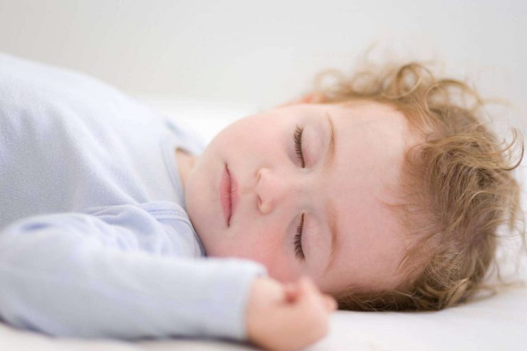 Laura Paz, fisiopediatra especializada en neurodesarrollo, alerta sobre los daños que pueden tener las técnicas de adiestramiento del sueño en los niños