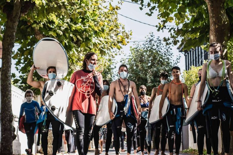 ¿Qué actividades ofrece Family Surfers