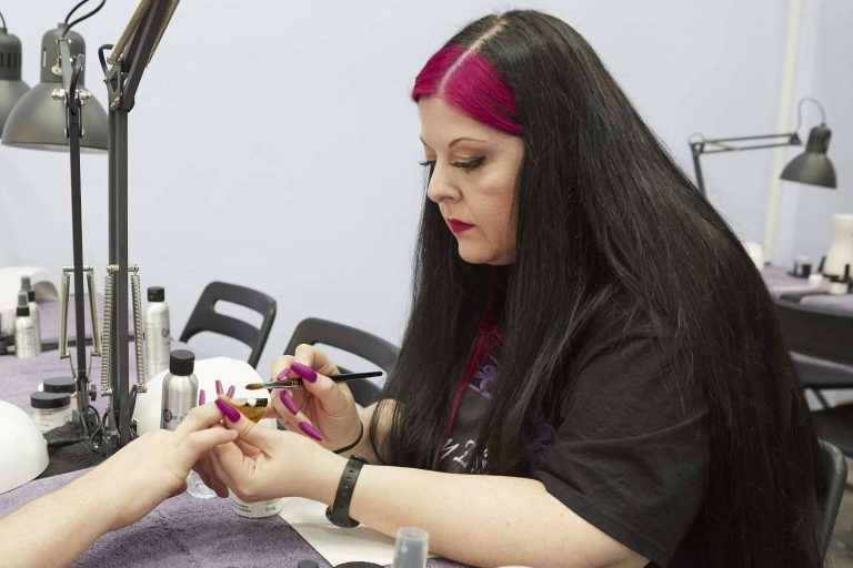 Uñas y Estética, la academia dirigida por la jueza internacional de uñas Yolanda Hernández