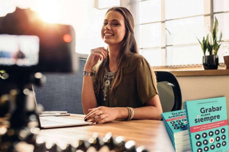 El vídeo como herramienta de comunicación y venta en los negocios, con el libro Grabar es para siempre