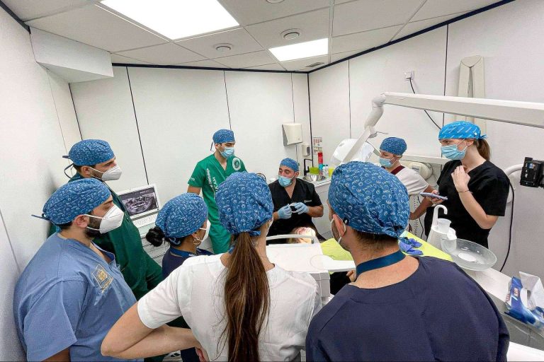 Formación en Implantología de Postgrado en Odontología