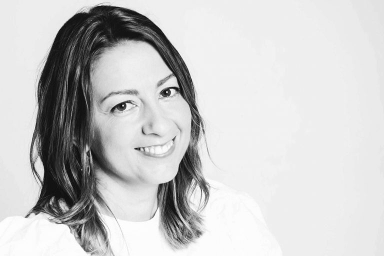 Mujer CEO motiva y enseña a las mujeres cómo emprender