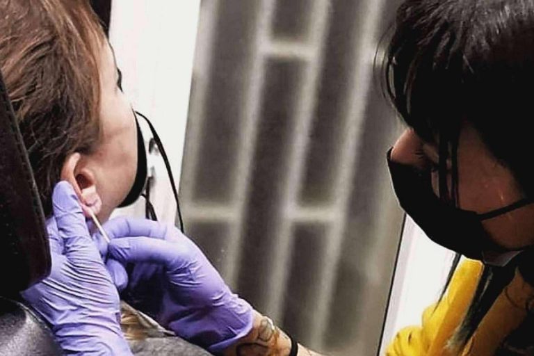 ¿Por qué razones no deben hacerse piercings con pistola?, según Steel of Doom