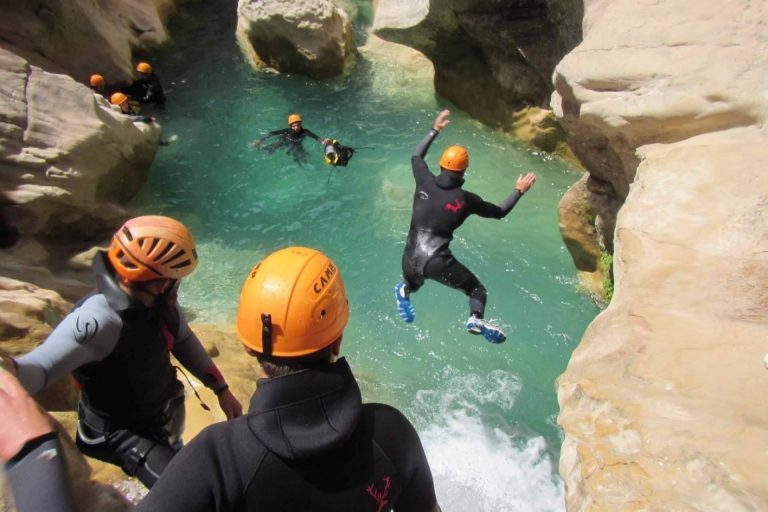 Barranquismo y vía ferrata en Huesca con Rumbo Aventura, deportes de aventura para todos los públicos