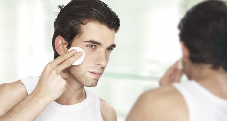 Hombres rudos utilizando productos femeninos