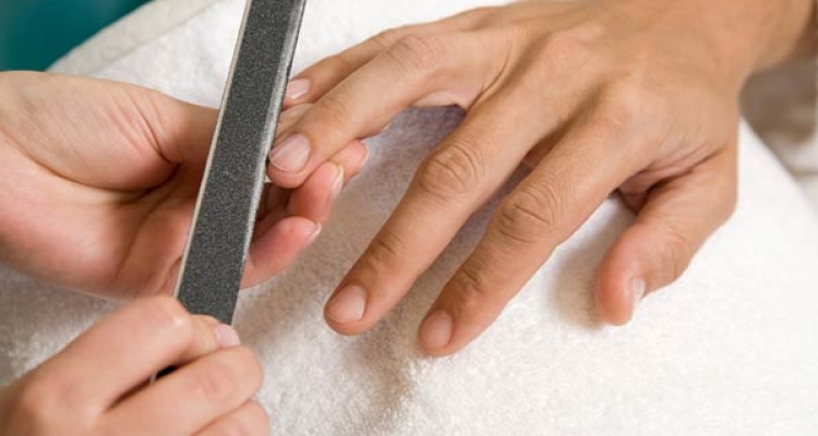 Hombres rudos utilizando productos femeninos