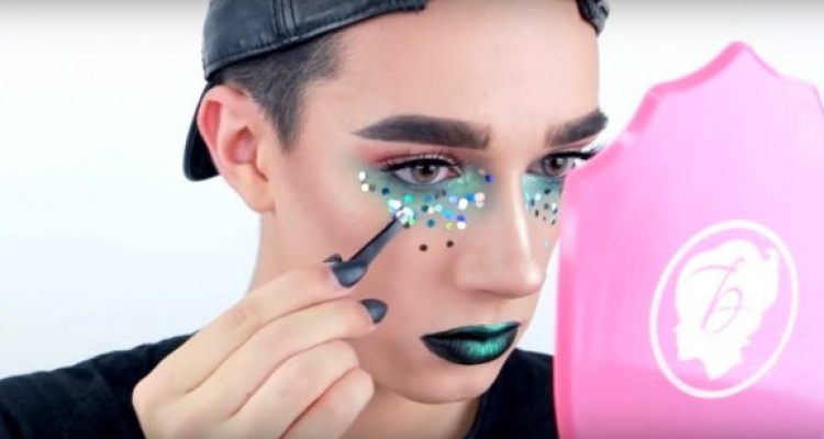 Hombres rudos utilizando productos femeninos