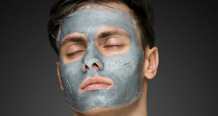 Hombres rudos utilizando productos femeninos