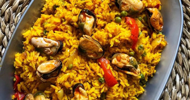 Cómo hacer una paella brutal con una lata de mejillones