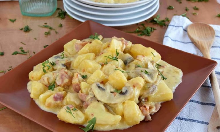 Patatas a la carbonara: una receta poco conocida que crea adicción
