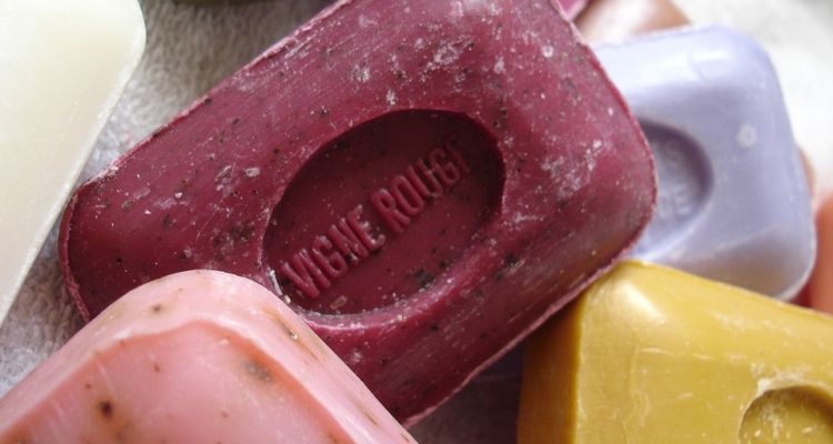 Hombres rudos utilizando productos femeninos