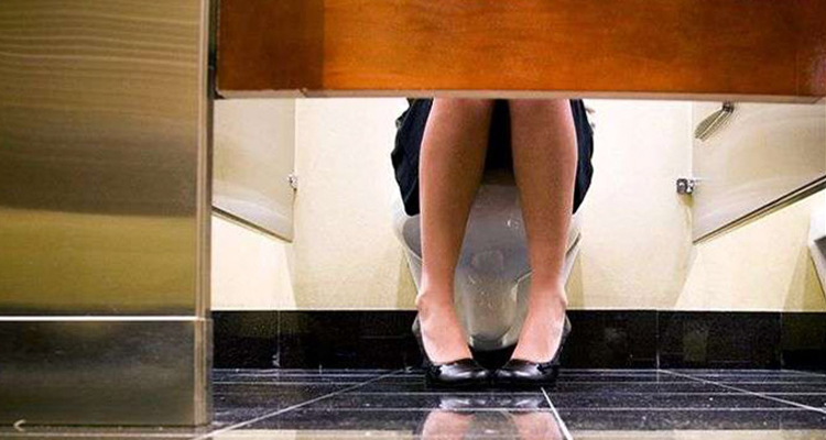 Razones por lo que las puertas de los baños públicos no cierran hasta abajo