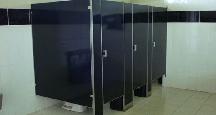 Razones por lo que las puertas de los baños públicos no cierran hasta abajo