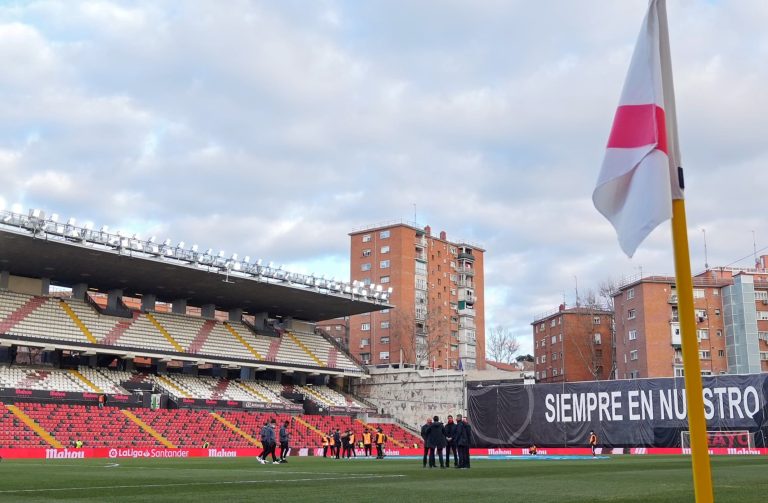 Vallecas se une para salvar al estadio del Rayo: «El Rayo no se va»