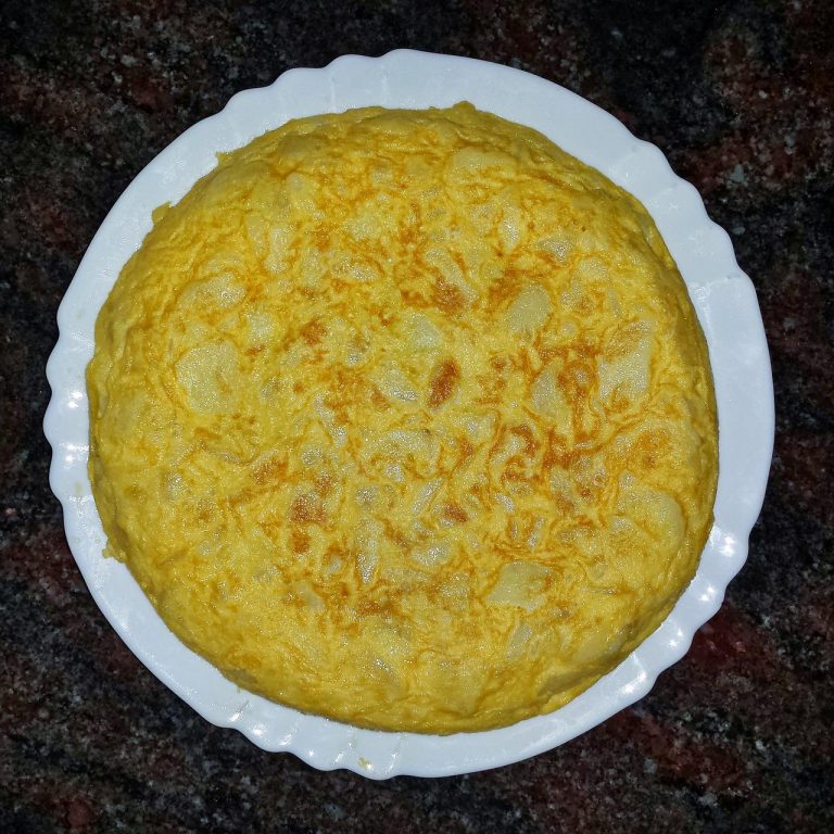 Tortilla de patatas: cuándo echar la sal para que esté más sabrosa