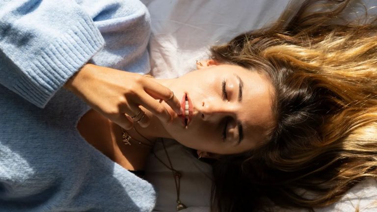 Trucos para parecer más morena sin maquillaje ni autobronceador