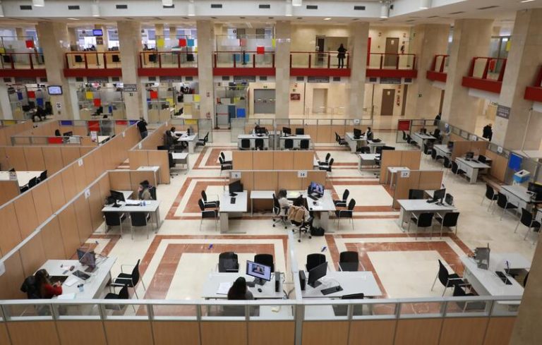 La Agencia Tributaria empieza a atender en sus oficinas a los contribuyentes para la renta